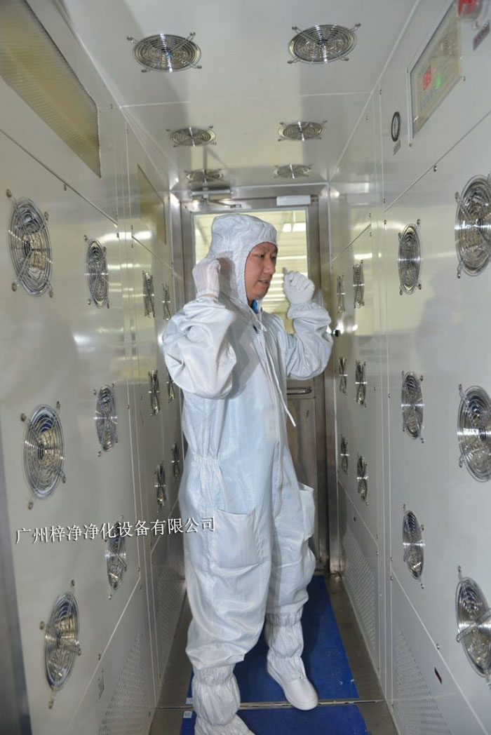 風淋室不僅可以為工作人員提供清潔的空氣環境,還可以對物料進行凈化處理。 風淋室不僅可以為工作人員提供清潔的空氣環境,還可以對物料進行凈化處理。