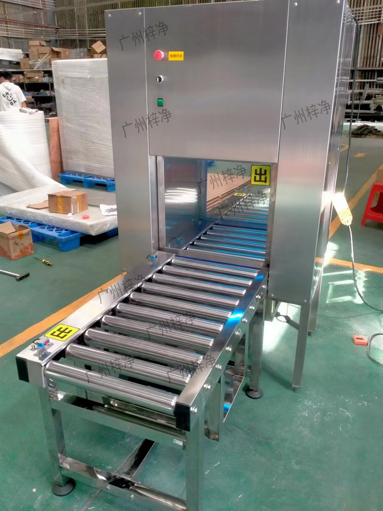 將需要傳遞的物品放置在輸送線傳遞窗的指定位置，確保物品穩固。