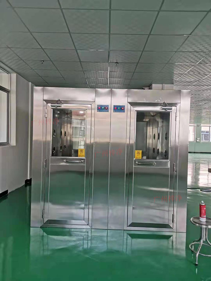 風淋室和潔凈室都是確保產品生產環境達到高潔凈度的重要設施。 風淋室和潔凈室都是確保產品生產環境達到高潔凈度的重要設施。