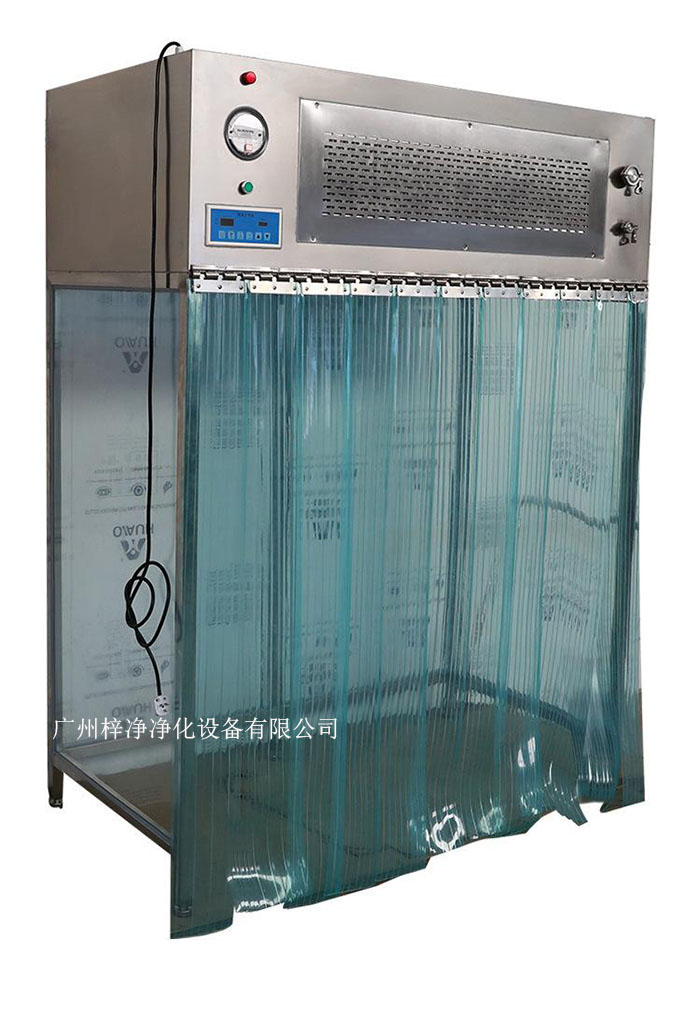 百級(jí)潔凈層流罩它主要由箱體、風(fēng)機(jī)、初效空氣過濾器、高效空氣過濾器、阻尼層、燈具等組成。 百級(jí)潔凈層流罩它主要由箱體、風(fēng)機(jī)、初效空氣過濾器、高效空氣過濾器、阻尼層、燈具等組成。