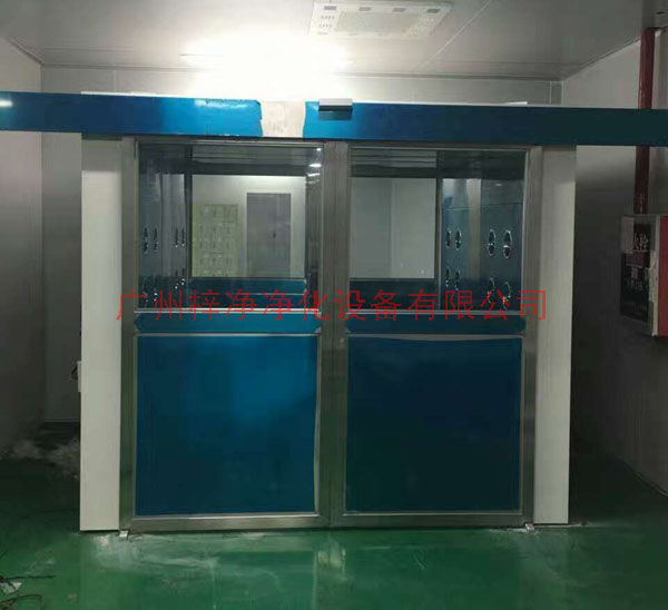 自動門風(fēng)淋室則配備有感應(yīng)裝置