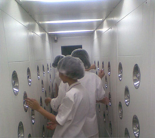 在進入風淋室之前，必須先脫去個人衣物，更換成潔凈服。