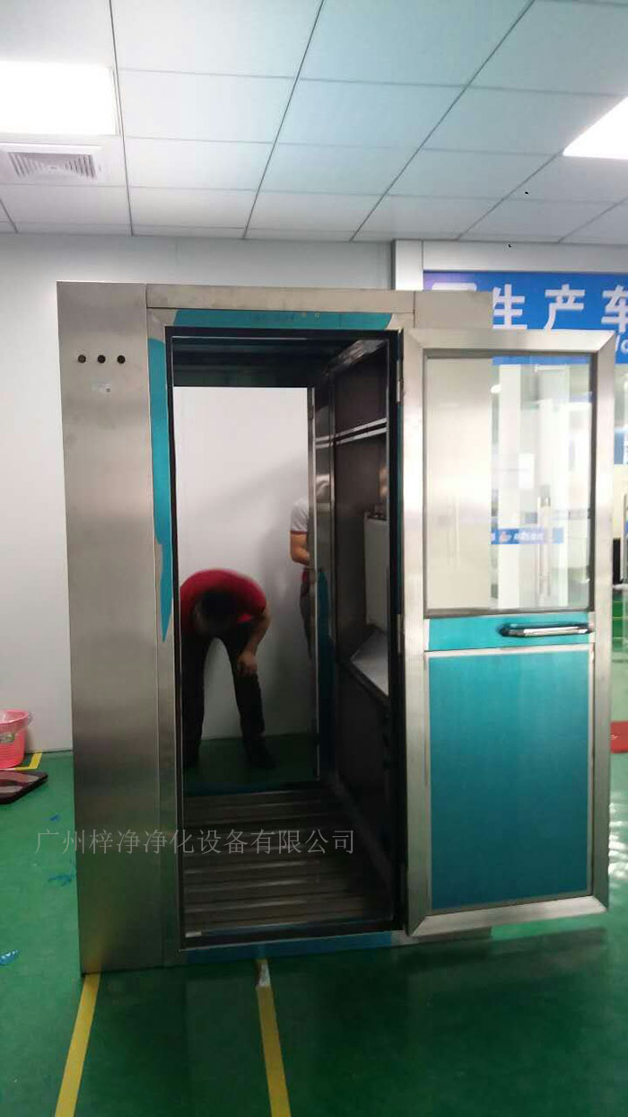 安裝風(fēng)淋室的地面應(yīng)平整，如有必要，應(yīng)進行找平和加固處理。