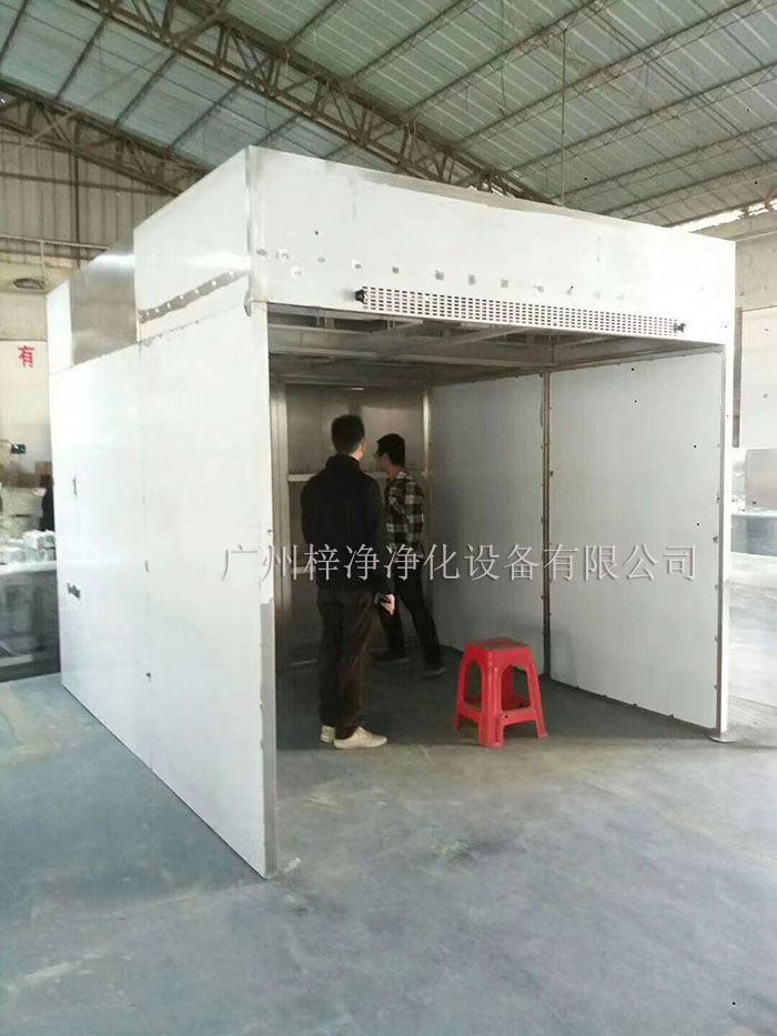 負(fù)壓稱稱量罩通過創(chuàng)造一個(gè)低氣壓的環(huán)境，防止生產(chǎn)過程中的粉塵、揮發(fā)物等有害物質(zhì)逸散到外界環(huán)境中，同時(shí)確保稱量結(jié)果的準(zhǔn)確性。