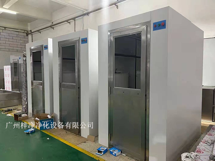 普通風淋室需手動開關門,操作相對較為繁瑣。 普通風淋室需手動開關門,操作相對較為繁瑣。